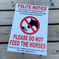 Polite Notice - Do Not Feed The Horses
